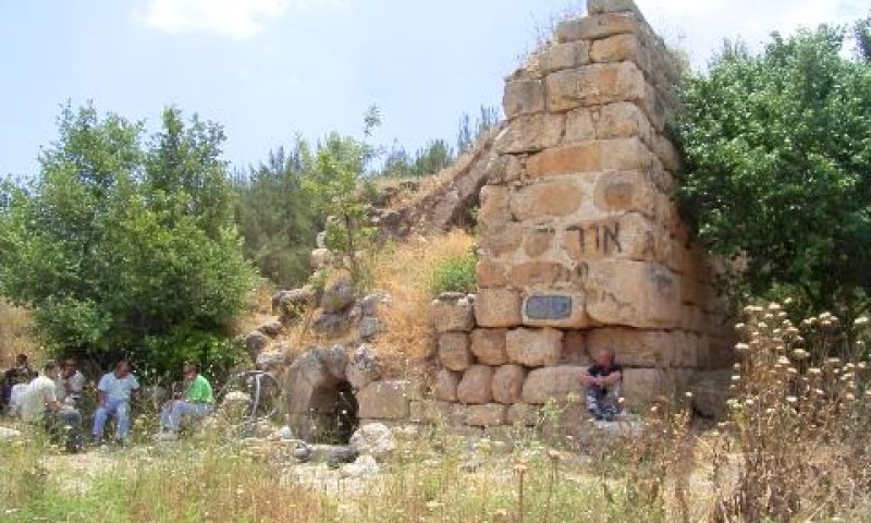 החשודים באתר באר לימון, אחרי המעצר [צילום: רשות העתיקות]