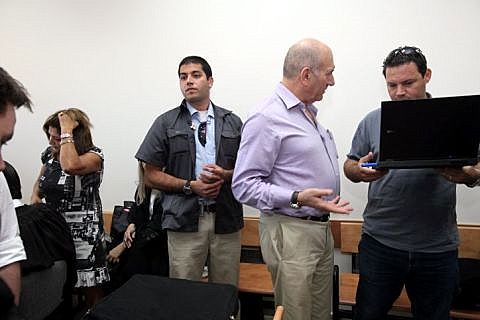 אולמרט וזקן בבית המשפט [צילום: פלאש 90]