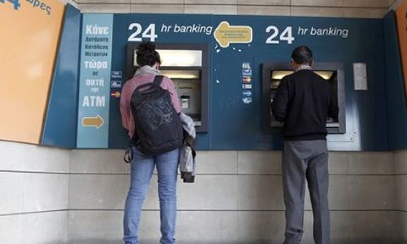 רבים צבאו על הכספומטים בניסיון לחלץ כספים [צילום: AP]