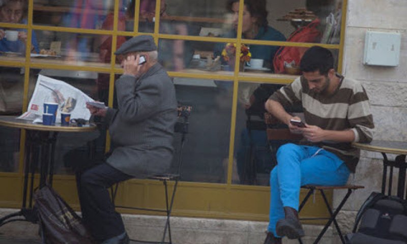 טלפון או עיתון? [צילום: ליאור מזרחי/פלאש 90]