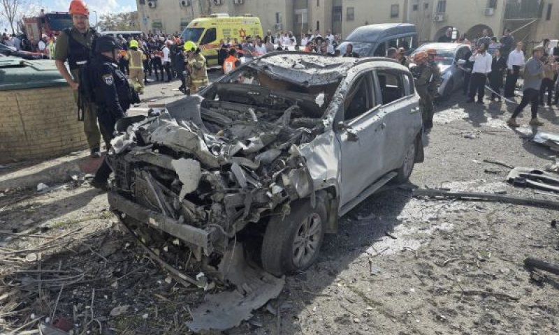 מכונית שנפגעה בצפת [צילום: דוברות כבאות והצלה]