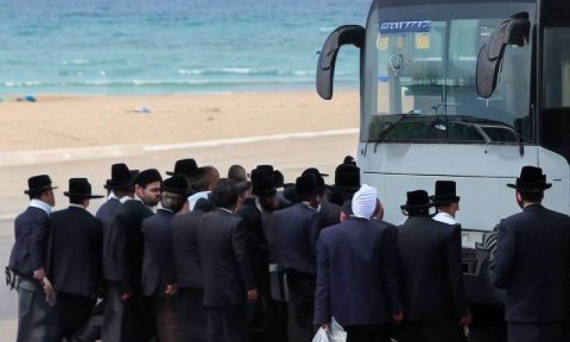 נוסעים באוטובוס לחוף הנפרד [אילוסטרציה: בינג AI]