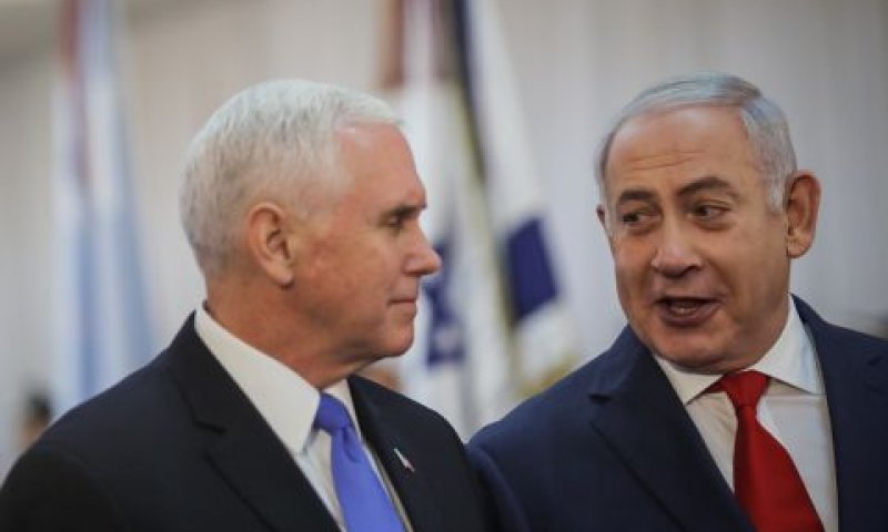 נתניהו מקבל את פניו של פנס [צילום: הדס פרוש/פלאש 90]