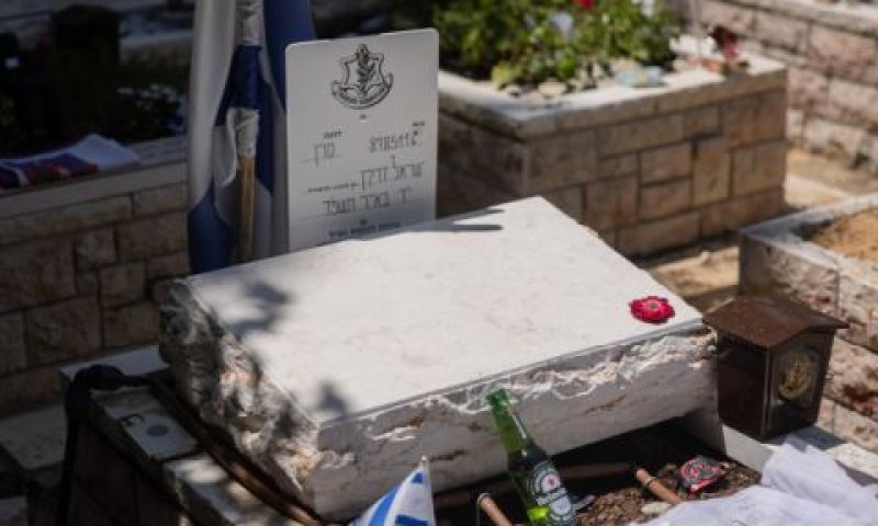 מצבתו של סרן ישראל יודקין [צילום: חיים גולדברג/פלאש 90]
