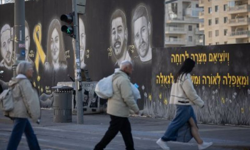 ציורי קיר של החטופים בירושלים [צילום: חיים גולדברג/פלאש 90]