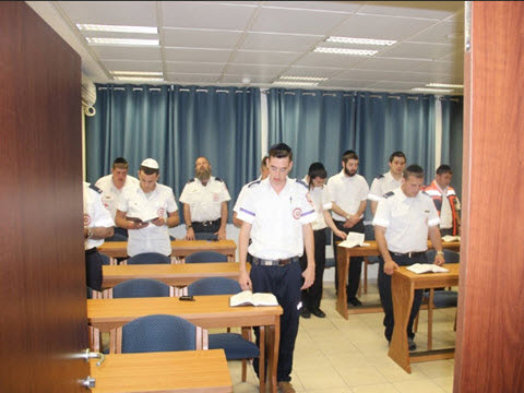 צוותי מד"א מתפללים [צילום: דוברות מד"א]