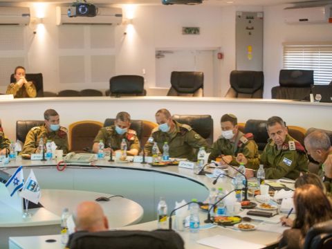 הרמטכ"ל בהערכת מצב עם מפקדי החטיבות באוגדת יהודה ושומרו [[צילום: דובר צה"ל]