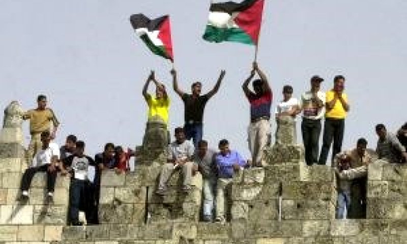דגלי אש"ף בשער שכם. המאבטח ניצל מלינץ' [פלאש 90]