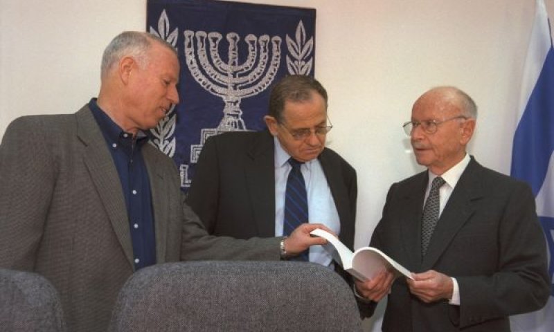 טולקובקי (מימין) בוועדת צ'חנובר לחקירת אירועי ההתנקשות בחאלד משעל בירדן ע"י אנשי המוסד [צילום: יעקב סער/לע"מ]