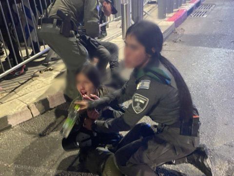 שוטרת מדממת לאחר שהוכתה באגרוף [דוברות המשטרה]