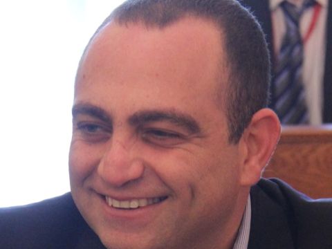 לרנר. 80 מהמניות.