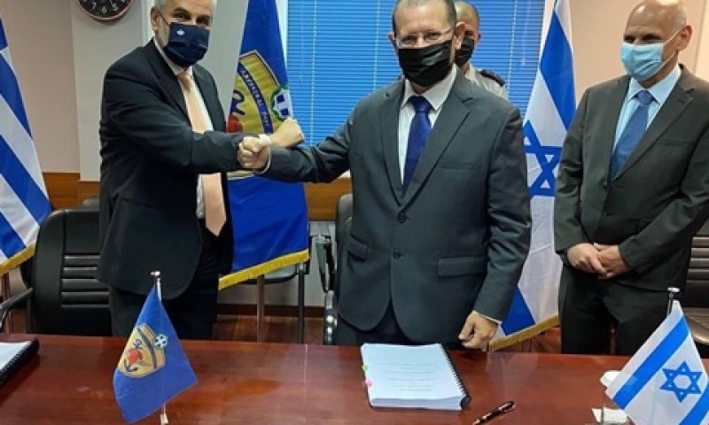 החתימה על ההסכם ביום שישי האחרון [צילום: משרד ההגנה היווני]