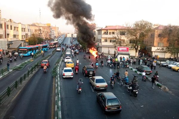 אופנוע של מיליציה אירנית הוצת בהפגנה בטהרן [צילום: תמונות המזרח התיכון/AP]