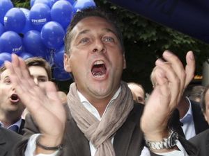 מנהיג מפלגת החירות באוסטריה, היינס כריסטיאן שטראכה. מפלגת החירות האוסטרית הוקמה על ידי הנאצי לשעבר אנטון ריינטהאלר [צילום: AP]