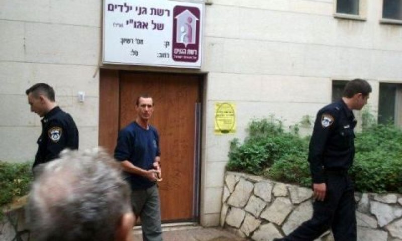 שוטרים בחזית דלת גן הילדים החרדי