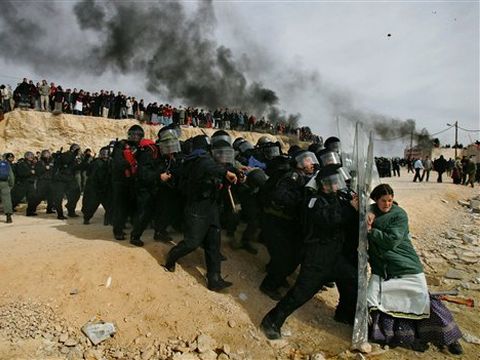 מקום ראשון בקטגוריה "אנשים בחדשות": מתנחלת מתעמתת עם כוחות הביטחון. צילום: עודד בלילטי, סוכנות הידיעות AP (פברואר 2006).