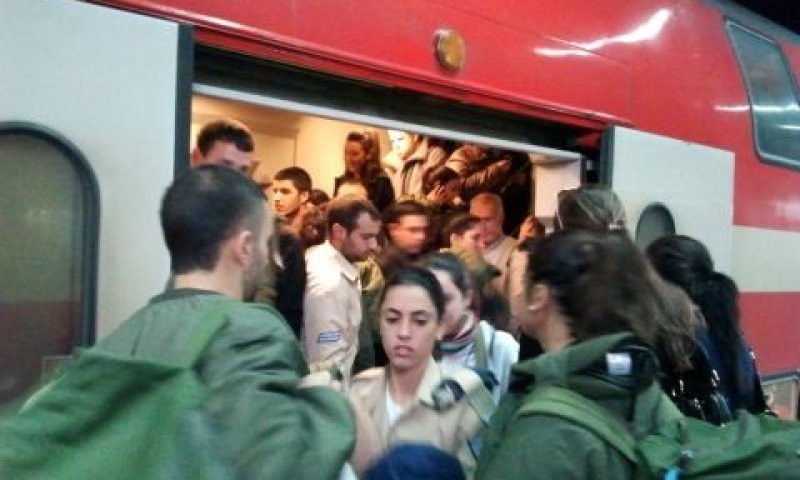 חיילים יסעו באוטובוסים [צילום: רוני בר-און]