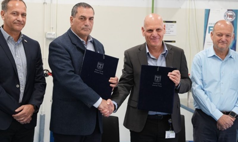 בצלאל מכליס ואייל זמיר בחתימה על ההסכמים [צילום: דוברות משרד הביטחון]