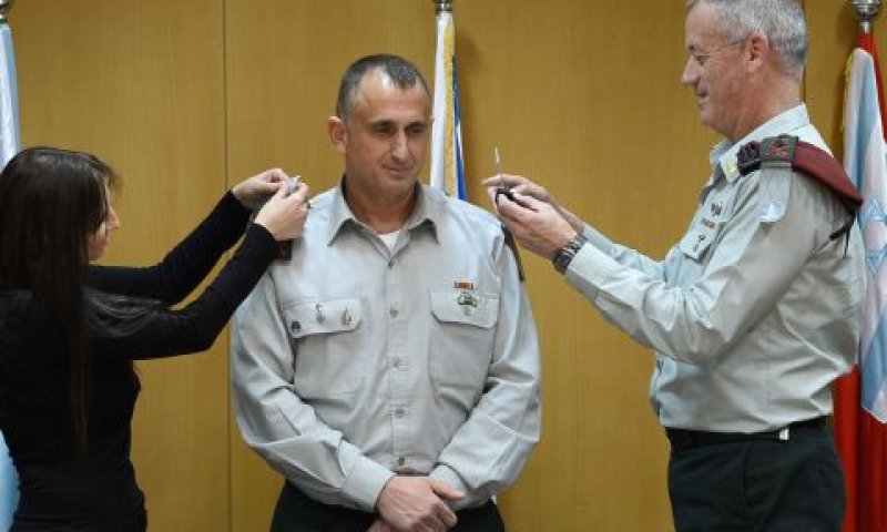 גנץ ואשתו של היימן עונדים לו דרגות [צילום: דו"צ]