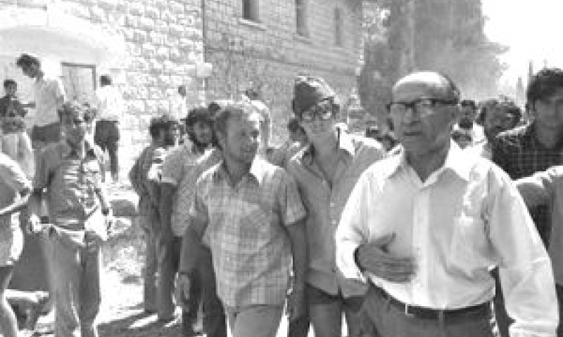 יו"ר הליכוד מנחם בגין מגיע לעודד את המתיישבים [צילום: יעקב סער/לע"מ]