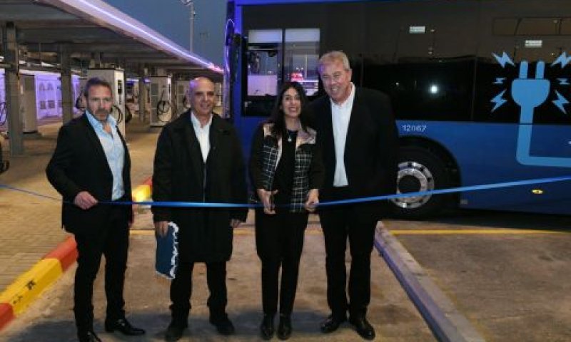 שרת התחבורה רגב וראשי חברת דן [צילום: רועי קסטרו]