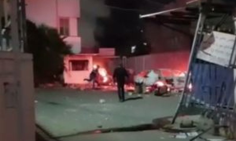 ניידת שיטור שהוצתה [צילום: דוברות המשטרה]