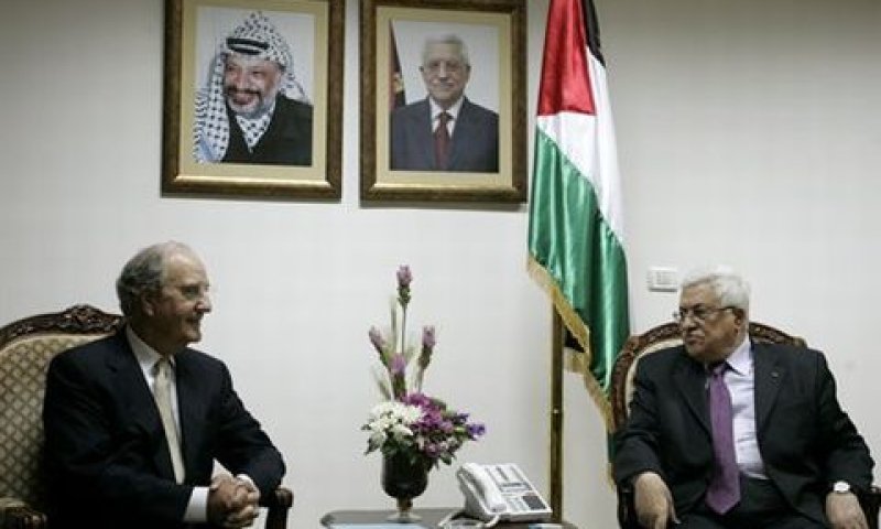 עבאס, מימין, בפגישתו עם מיטשל. לחץ אמריקני חסר תקדים[צילום: AP]