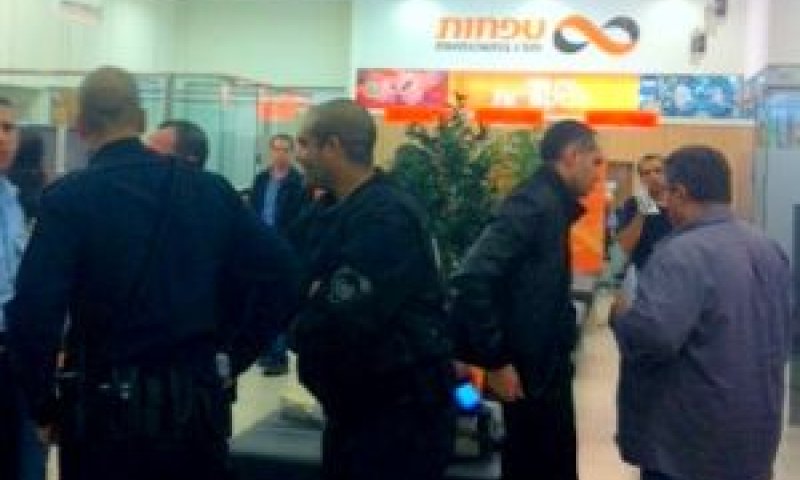 שוטרים בתוך הבנק [צילום: משטרת ישראל]