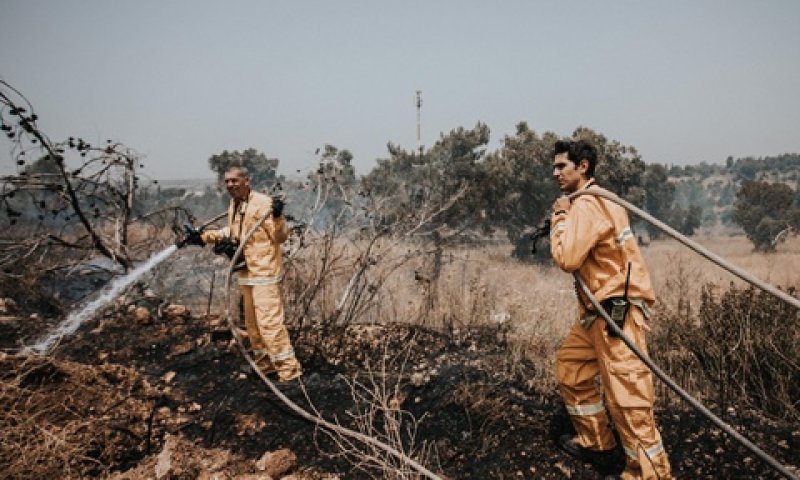 צוותי הכיבוי סמוך לאלעד [צילום: עומר שפירא, דוברות כבאות והצלה]