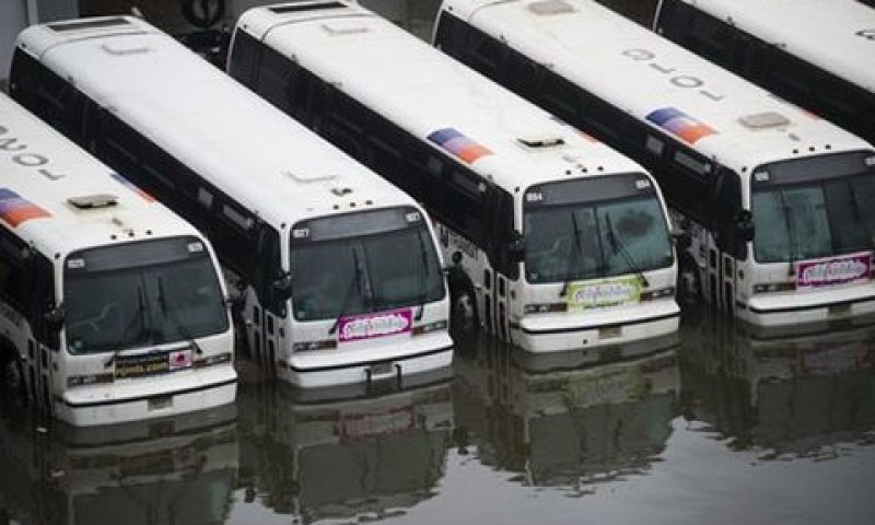 ההצפות פגעו גם בתחבורה הציבורית [צילום: AP]