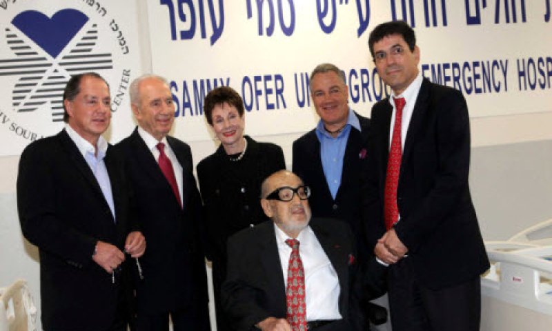 מימין לשמאל: פרופ' גבי ברבש, עידן עופר, אביבה עופר, שמעון פרס, אייל עופר וסמי עופר [צילום: סיון פרג&acute;]