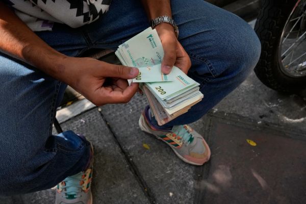 שטרות אירניים [צילום: ואחיד סלמי/AP]