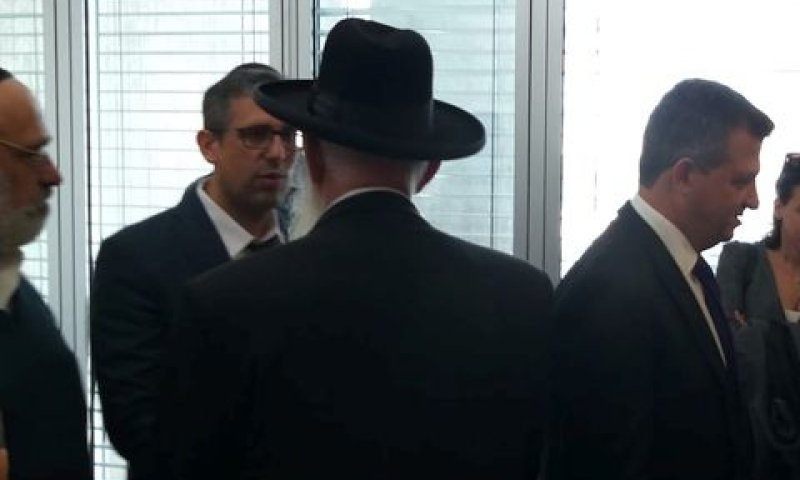 ברמל שאמה הכהן והרב יעקב אריאל (בגבו למצלמה) אחרי הדיון