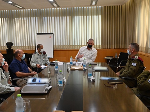 שר הביטחון גנץ עם הרמטכ"ל ועם ועדת מופז [צילום: אריאל חרמוני, משרד הביטחון]