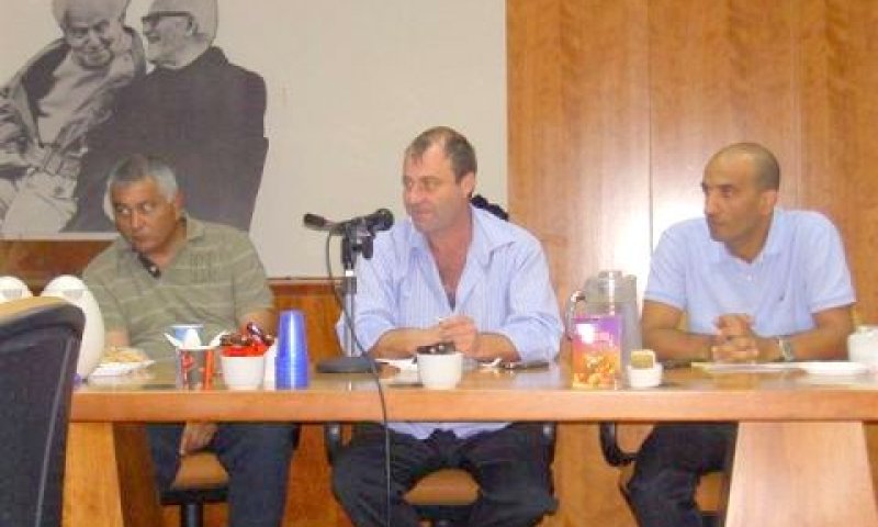 ירון ביבי (במרכז) במפגש עם חברי ועדות הקרקעות, המושב המורחב והכלכלה בתנועת המושבים