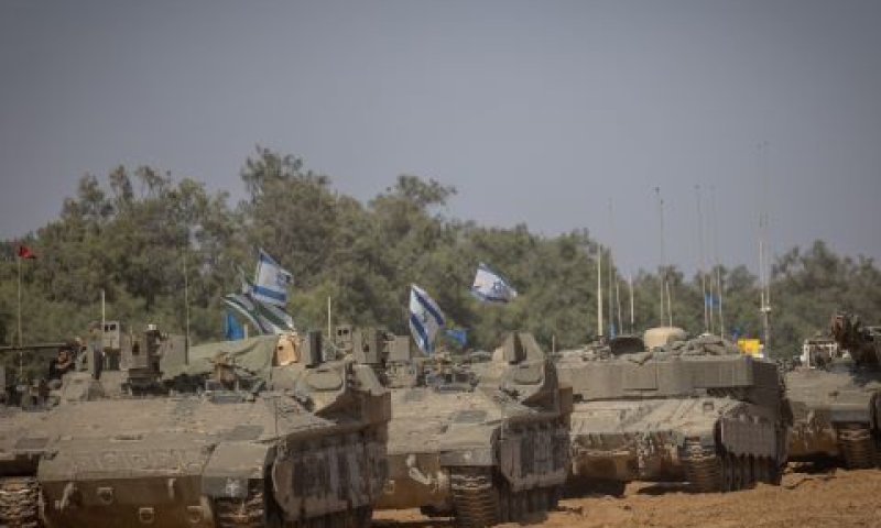 טנקים של צה"ל בהיערכות לכניסה [צילום: חיים גולדברג/פלאש 90]