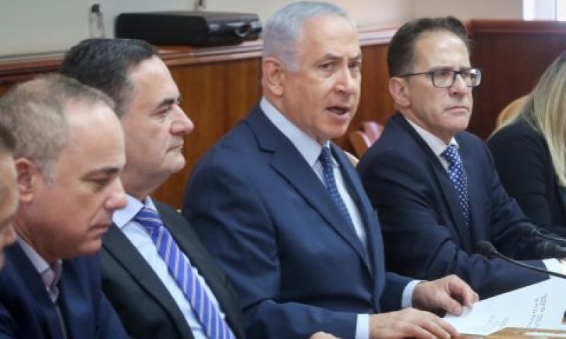 נתניהו בפתח ישיבת הממשלה [צילום: מרק ישראל סלם]