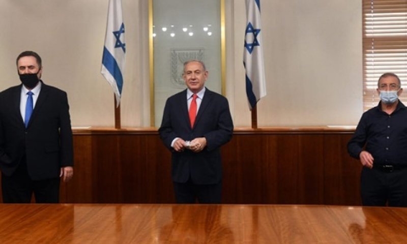 נתניהו, כ"ץ ושפיגלר בלשכת ראש הממשלה [צילום: חיים צח, לע"מ]