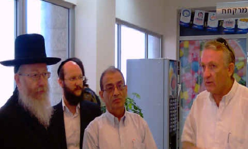 בכירי מאוחדת מועלם ועליאש עם סגן שר הבריאות ליצמן [צילום: אל המעיין]