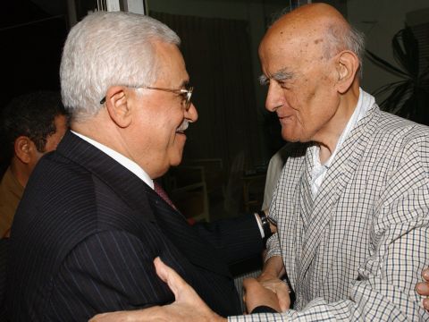 בפגישה עם אבו מאזן לפני שנה [AP]