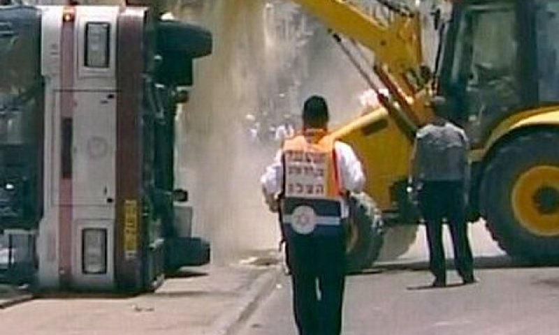 טרקטור נוסף שופך חול על האוטובוס ההפוך [צילום: AP]