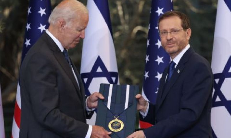 הרצוג מעניק את עיטור הנשיא לביידן [צילום: יונתן זינדל/פלאש 90]