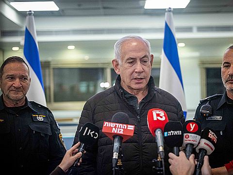 רה"מ נתניהו במטה הארצי של המשטרה בירושלים [צילום: יונתן זינדל/פלאש 90]