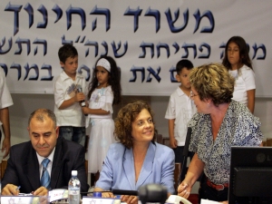 [צילום: באובאו], השרה תמיר בחדר המצב