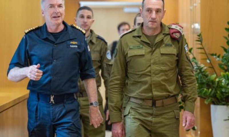 הרמטכ"ל הבריטי בפגישה עם הרמטכ"ל הרצי הלוי, לקראת שיתוף הפעולה בין הצבאות להדיפת המתקפה [צילום: דובר צה''ל]