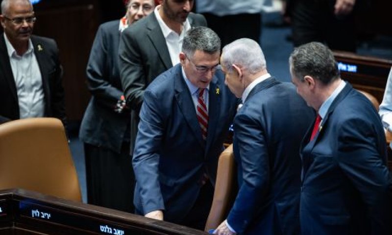 הצבעה פה אחד [צילום: יונתן זינדל/פלאש 90]
