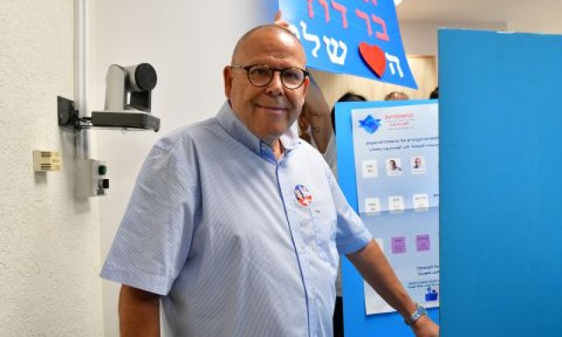 ארנון בר-דוד מצביע [צילום: אבשלום ששוני/פלאש 90]