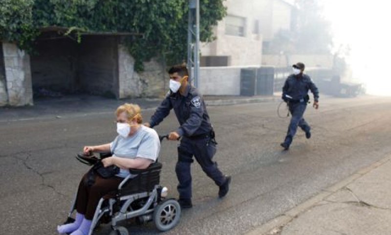 תושבים מפונים משכונת עין כרם [צילום: פלאש 90]