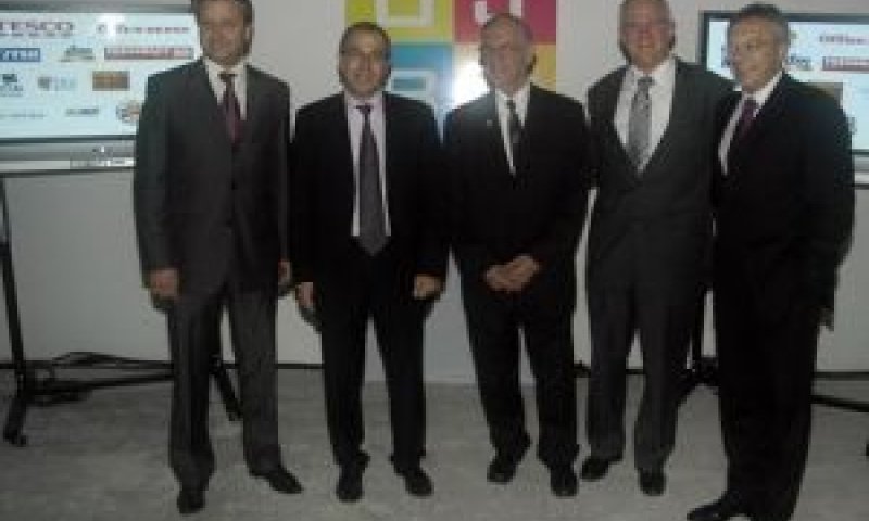 משמאל: ראש העיר רובע 11 בודפשט, פיני צרפתי, מוטי פרץ - מנכ"ל סיביל הונגריה, דוד אדמון &ndash; שגריר ישראל בהונגריה, לאקוס אימרה &ndash; סגן ראש העיר.