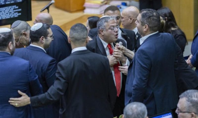 בן-גביר. ניסיון כושל לפתוח שמפניה במליאה [צילום: חיים גולדברג/פלאש 90]